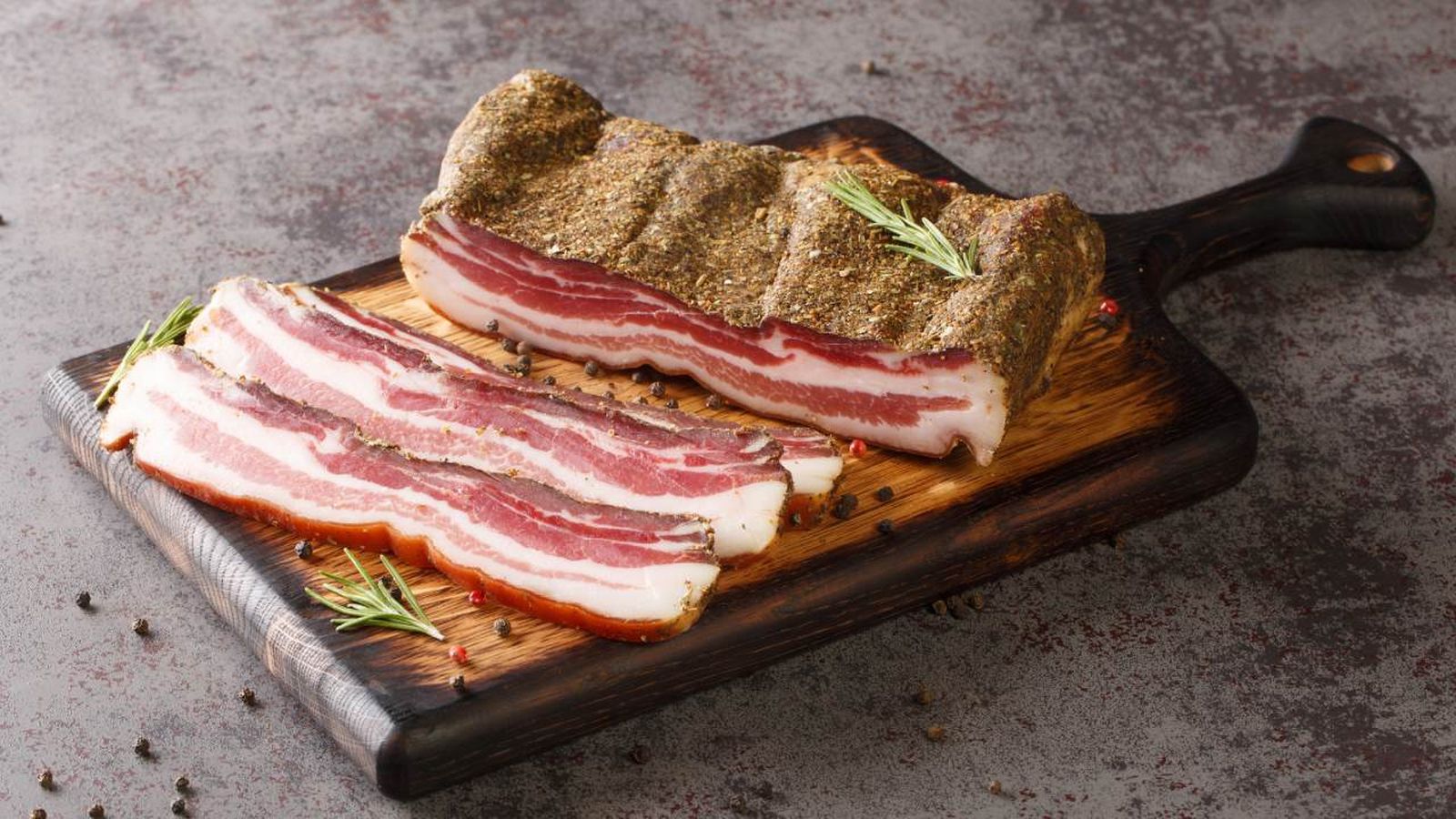 Trozo de guanciale de la promocion de abril 2026 de pizzeria alberobello