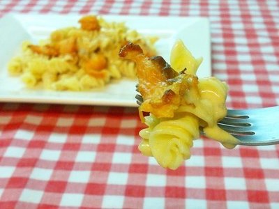 Pasta rizada al salmón
